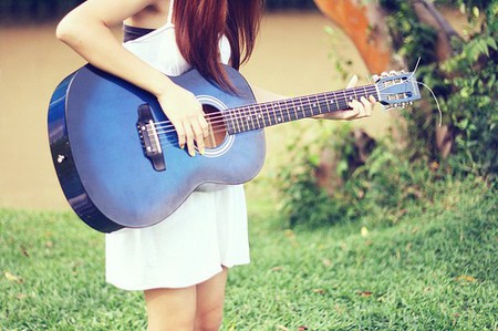 [唯美女生图片]唯美女孩弹吉他写真照片第1张