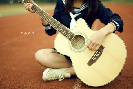 [唯美女生图片]唯美女孩弹吉他写真照片第2张