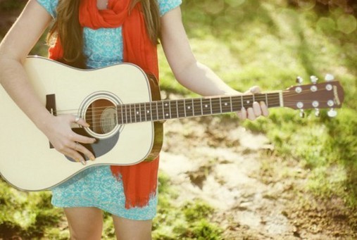 [唯美女生图片]唯美女孩弹吉他写真照片第3张