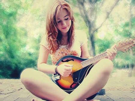 [唯美女生图片]唯美女孩弹吉他写真照片第9张