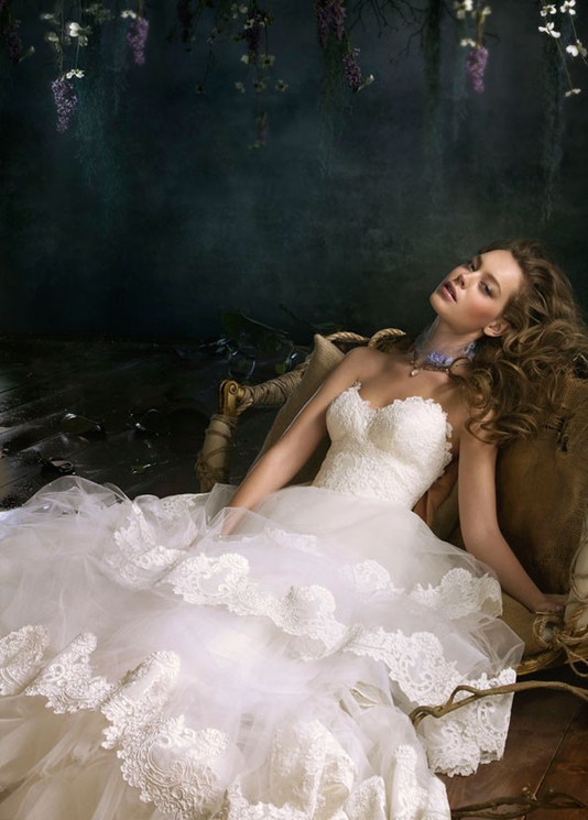 欧式修身白色性感婚纱摄影图片第1张