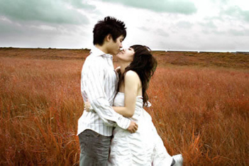 非主流草原上的爱情侣图片第2张