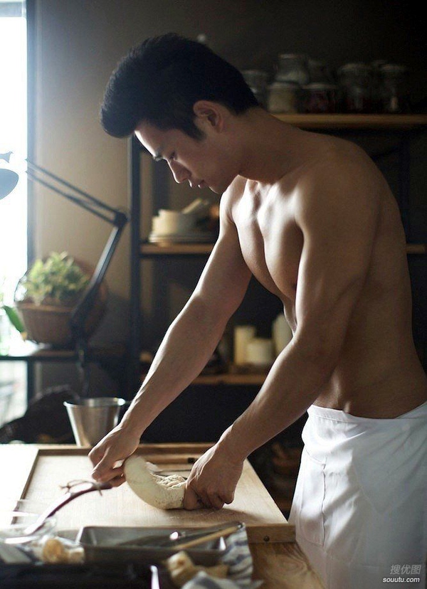[肌肉帅哥]肌肉模特厨房写真照片第4张