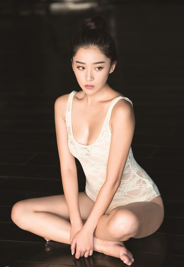 [伤感女生图片]阚清子的胸 性感露沟芭蕾照第6张