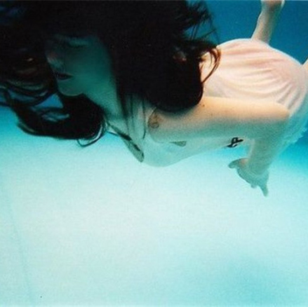 美女头像水下唯美意境摄影图片第5张