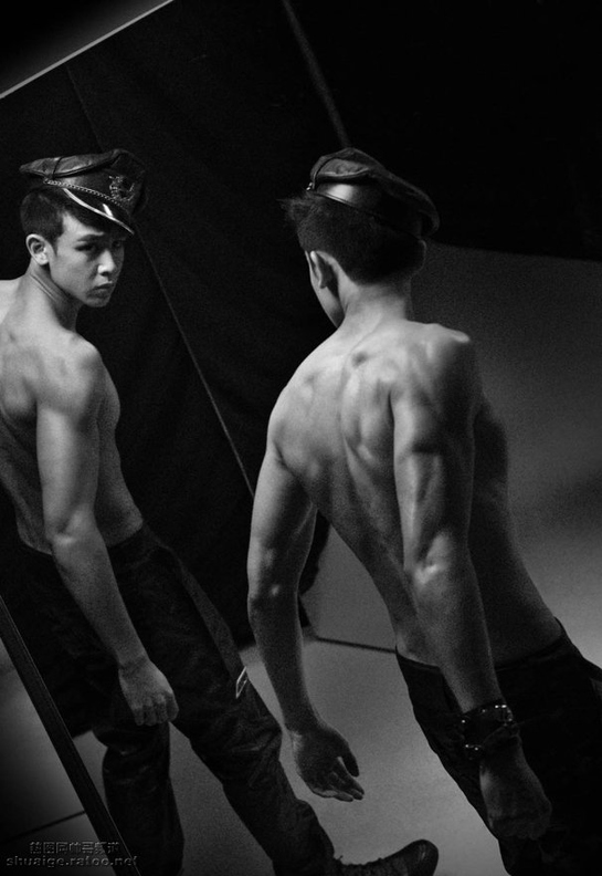 韩国帅哥2PM宣传照黑白风格第3张