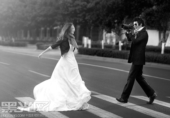 欧美风黑白浪漫婚纱摄影图片第12张