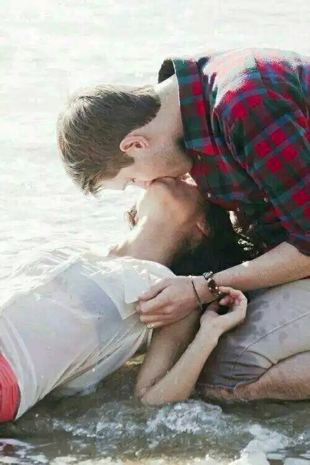 情侣图片个性非主流接吻QQ背景第5张