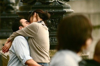 情侣图片欧美街头浪漫拥抱照片第1张
