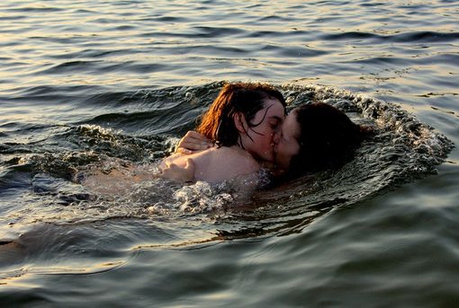 情侣图片海边浪漫拥抱唯美组图第5张