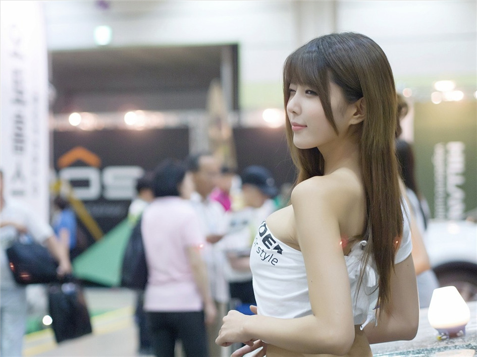 [美女写真] 韩国超级车模许允美 性感白衣牛仔短裤街头车展写真 （一）第1张
