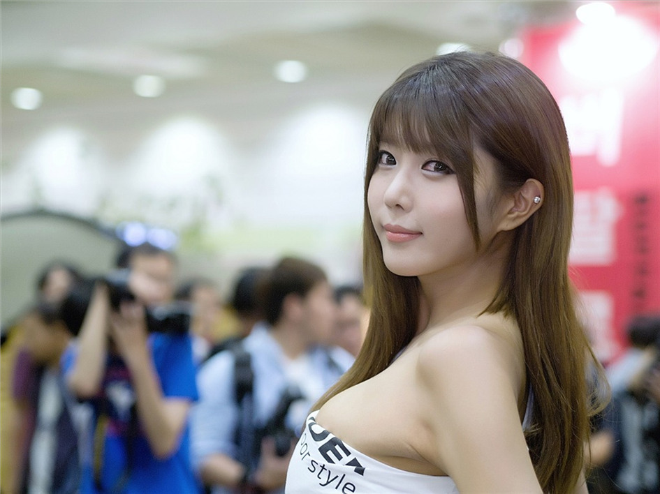 [美女写真] 韩国超级车模许允美 性感白衣牛仔短裤街头车展写真 （一）第2张