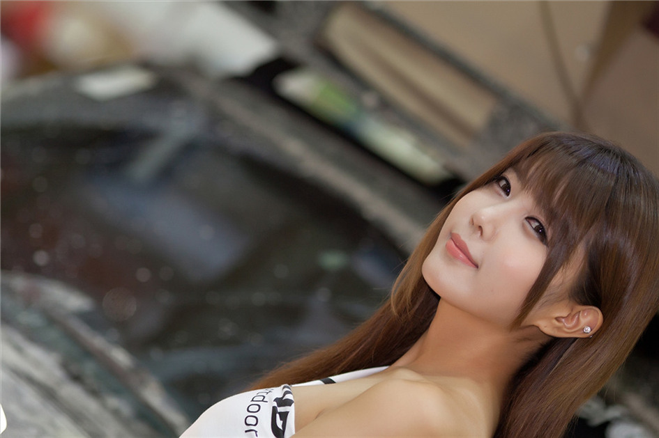 [美女写真] 韩国超级车模许允美 性感白衣牛仔短裤街头车展写真 （一）第6张
