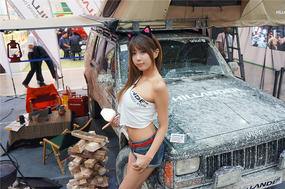 [美女写真] 韩国超级车模许允美 性感白衣牛仔短裤街头车展写真 （一）第65张