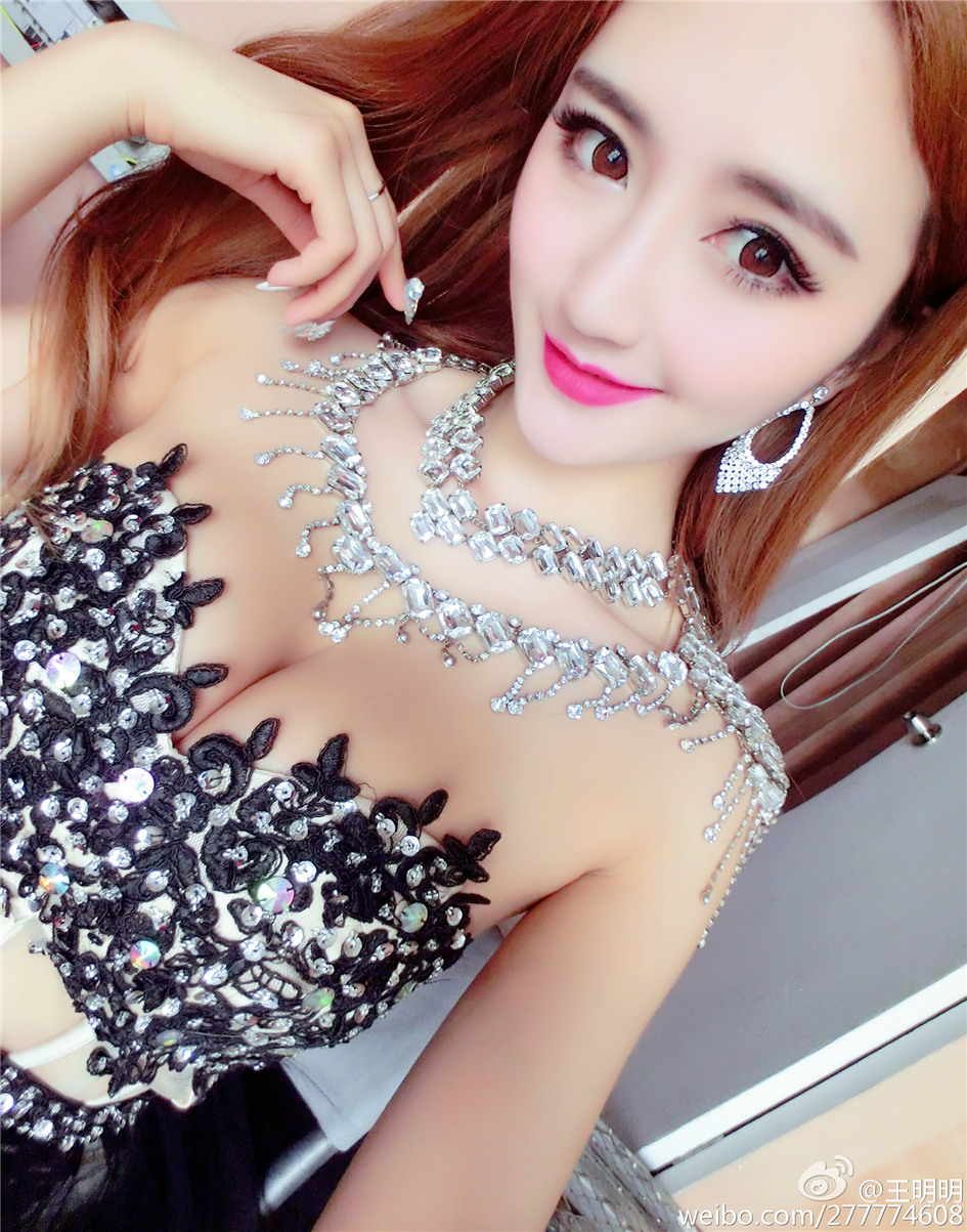 [美女自拍] 胸模冠军王明明最近微博图集 （三）第9张