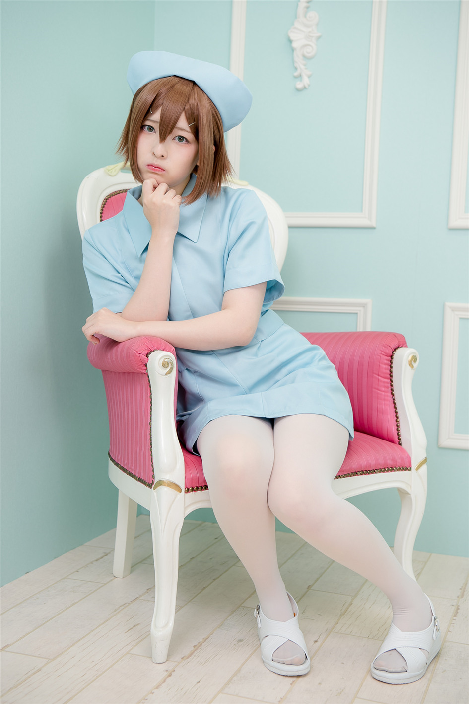 Cosplay写真《美少年部屋》白丝袜护士装图集第1张