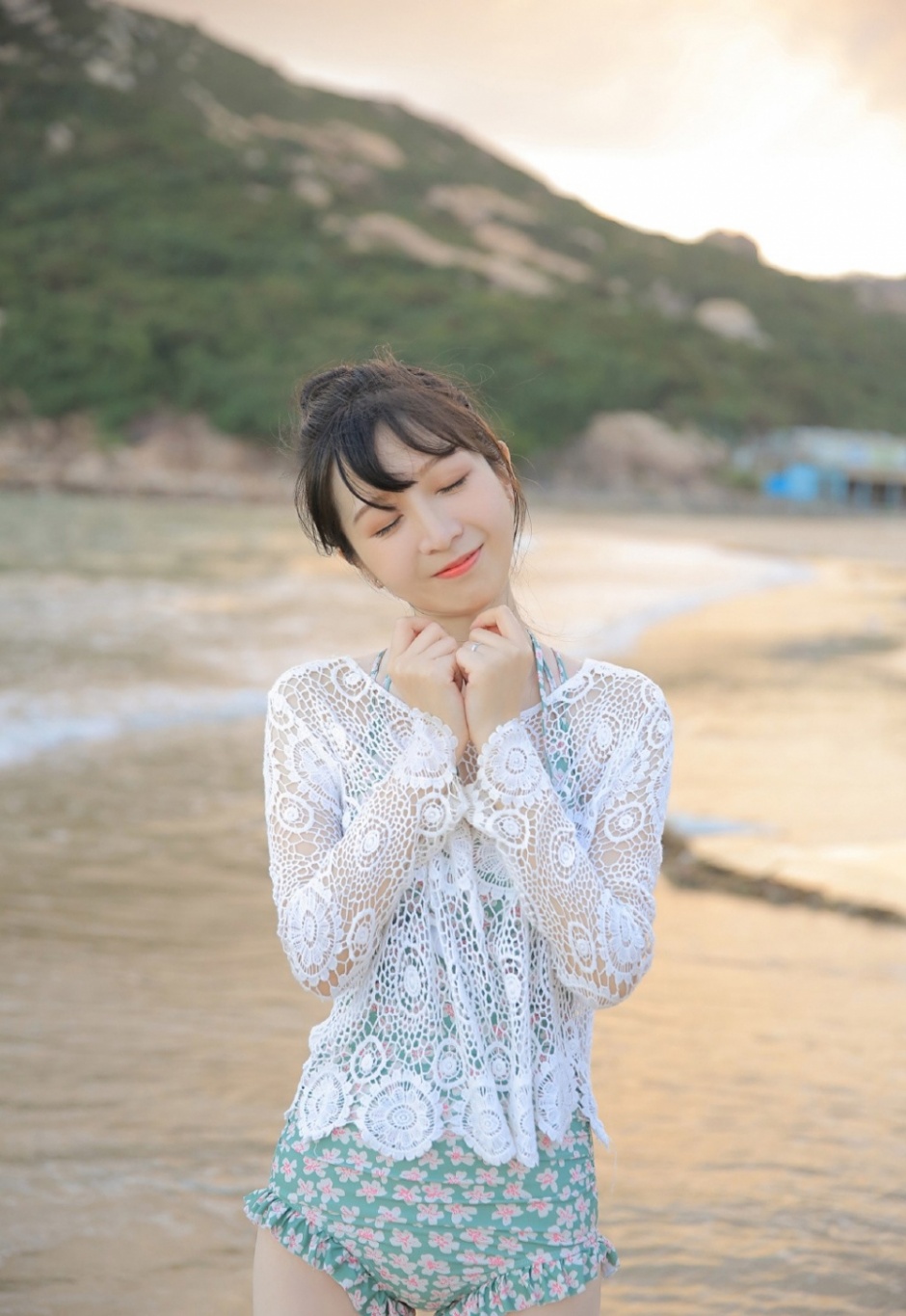 丸子头美少女性感紧身泳衣沙滩上演绎甜美可爱写真图片第5张