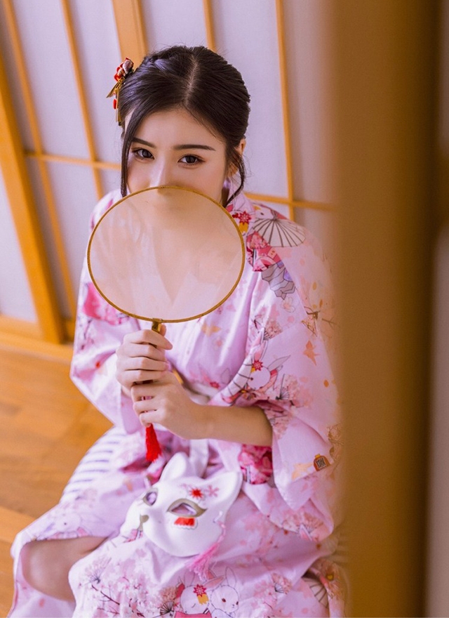 日本和服美女精致眉眼光滑牛奶肌图片第2张