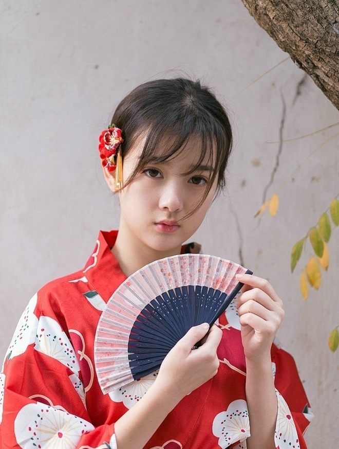 日本白嫩和服美女睫毛弯弯樱桃小嘴图片第4张