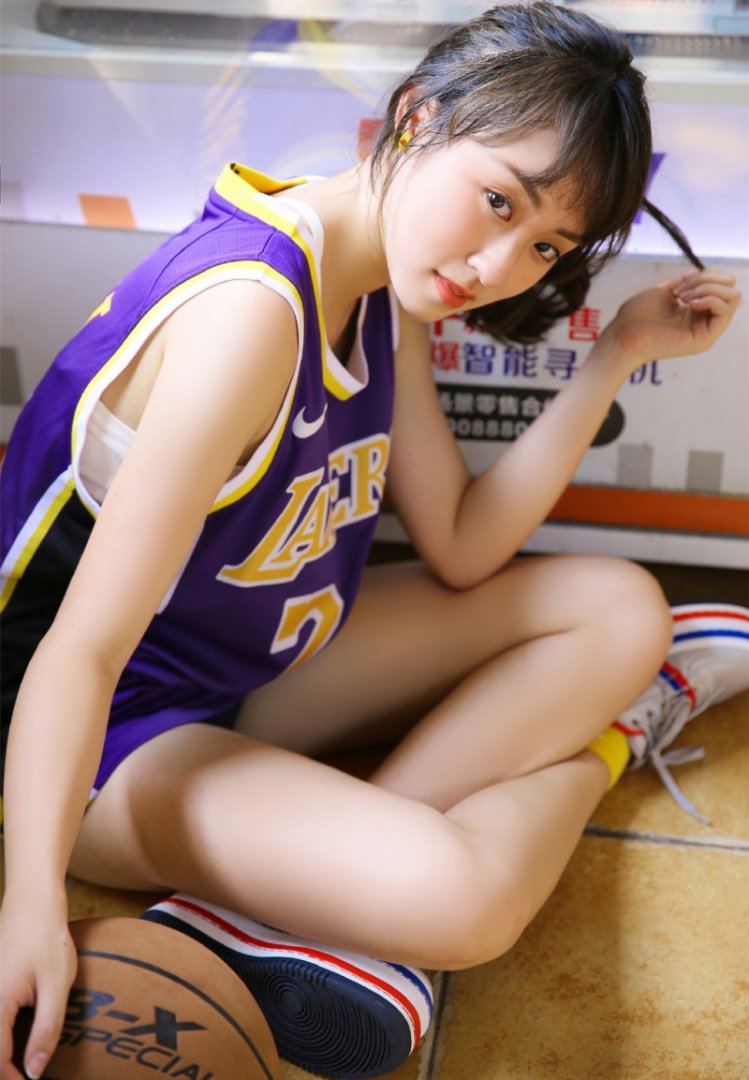 篮球少女个高腿长青春活力图片第1张