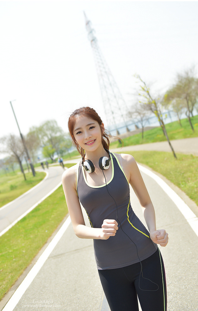 素颜韩国美女运动紧身裤户外写真第4张