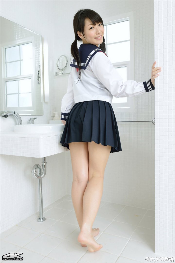 学生制服装短裙美女卫生间写真第4张