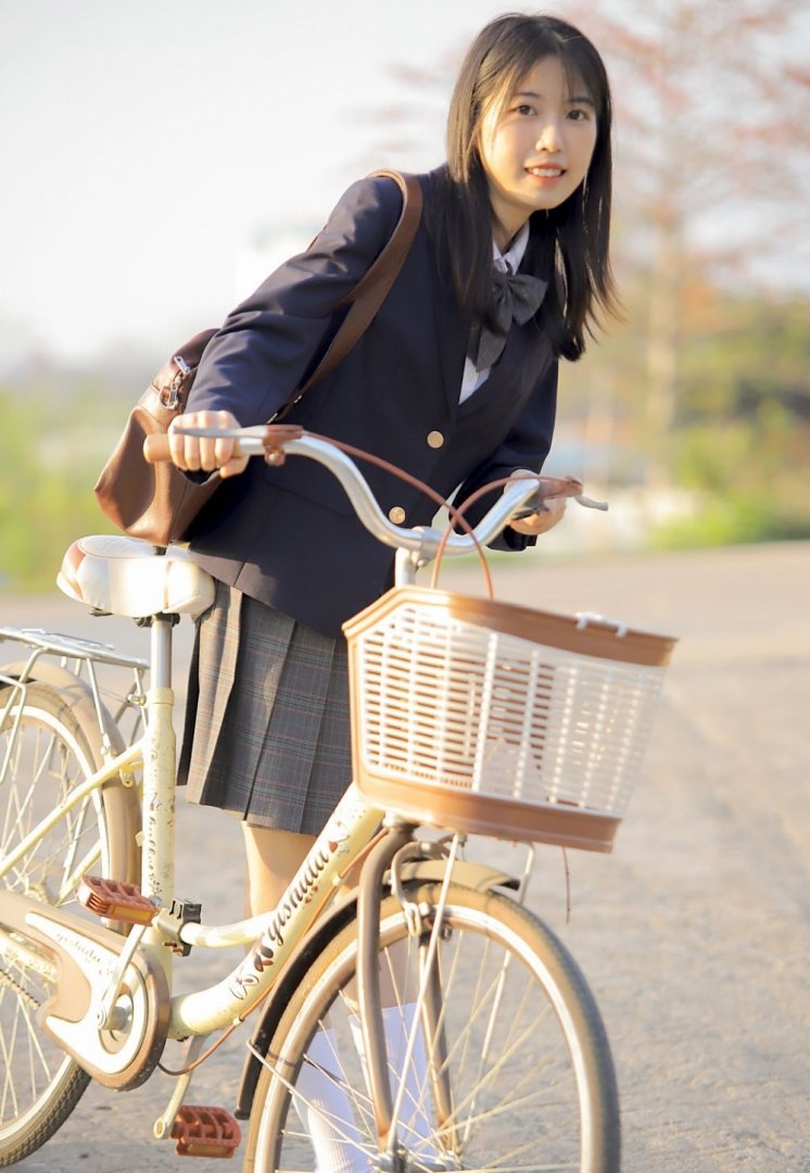 骑自行车制服美女白丝美腿图片第6张