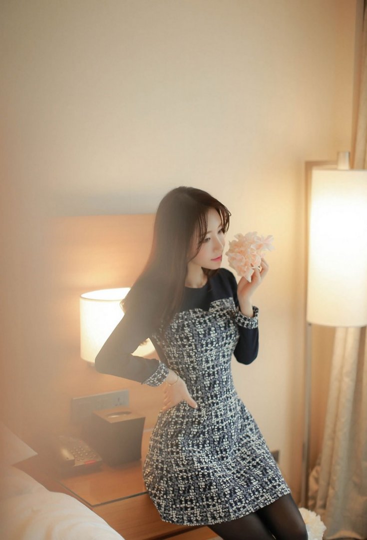 韩国黑丝美腿气质熟女居家写真图片第3张