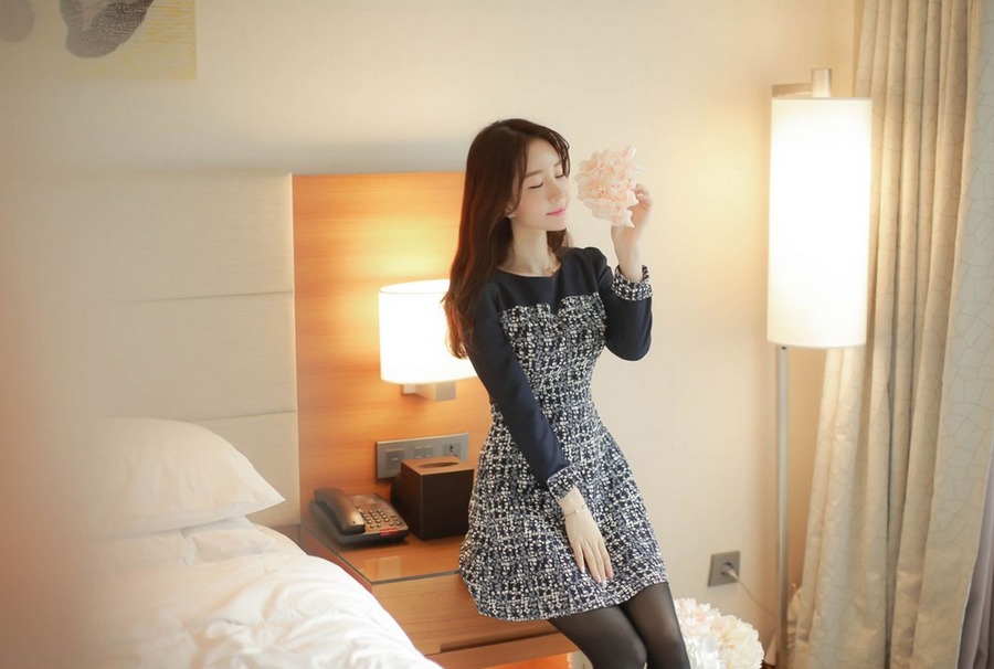 韩国黑丝美腿气质熟女居家写真图片第5张