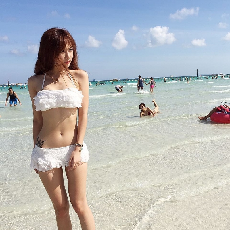 沙滩短裙美女超仙海边性感写真第1张