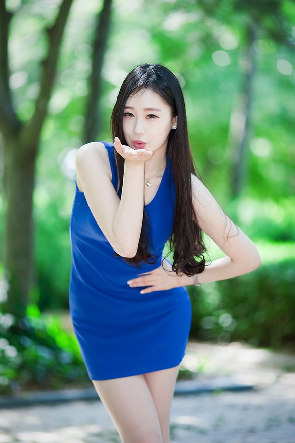 雪白肌肤高挑超短韩国美女第1张