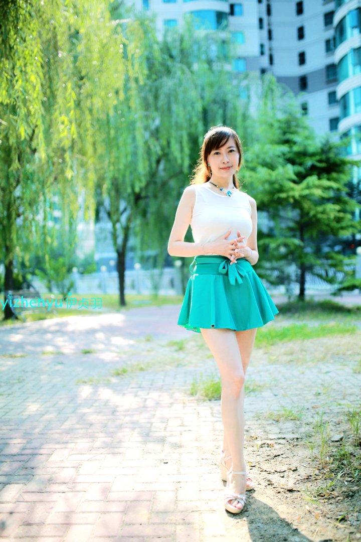 伊贞羽绿色超短裙秀长腿写真第8张