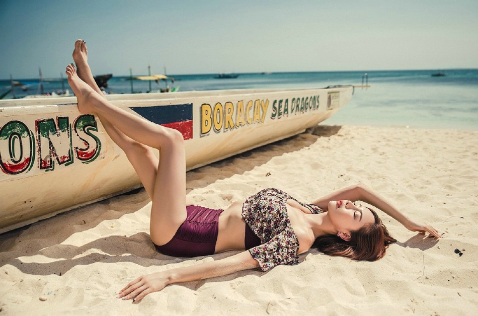 沙滩美女模特裸肩装疲惫躺地伸直长腿第6张