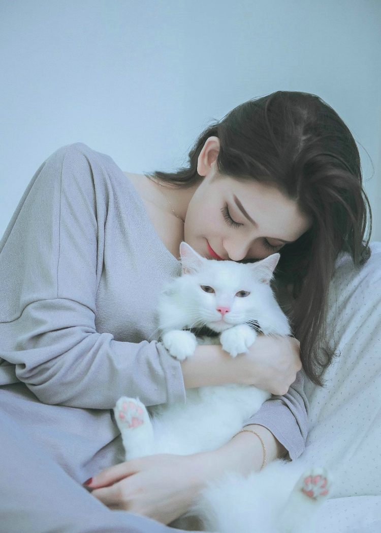 大眼美模床上抱着猫咪熟睡安静迷人第2张