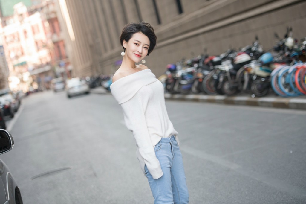 杨洋米白色毛衣大秀完美天鹅颈街拍写真第4张