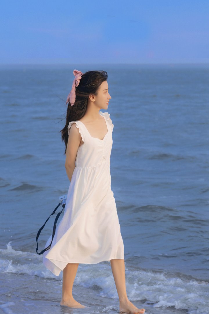 极品美女白色连衣裙海边清甜写真图片第4张