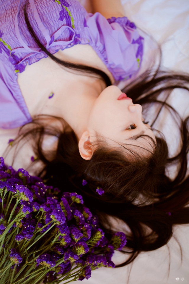 紫色花房姑娘梦幻唯美私房写真图片下载第1张