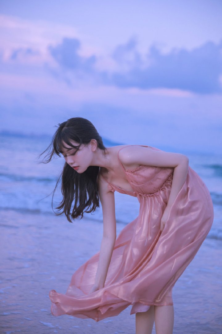 吊带裙美女海边性感撩人写真图片第1张