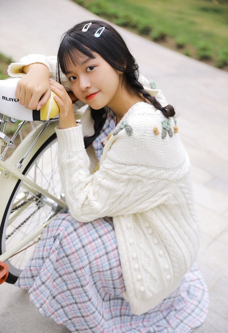 自行车妹子韩式麻花辫户外写真第1张