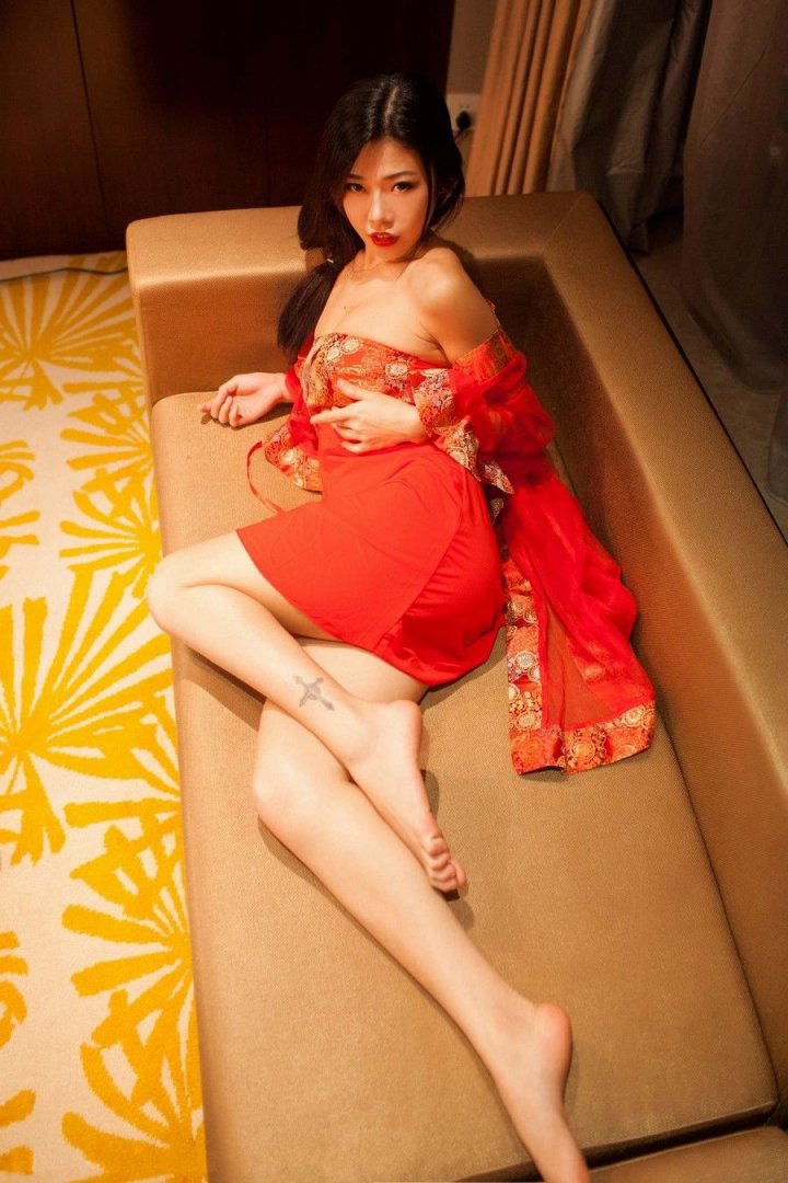 红装古典美人沙发低胸尤物私房写真图片第3张