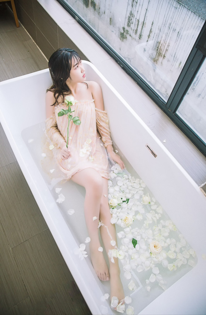 浴缸中美女模特大胆湿身傲娇性感写真第3张