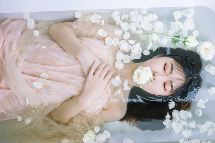 浴缸中美女模特大胆湿身傲娇性感写真第6张