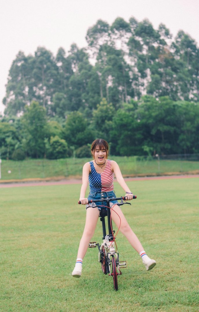 玩单车的刘海邻家气质美女御姐性感写真图片第1张