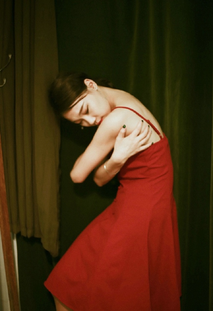 傲娇红裙美女性感吊带私房写真图片第3张