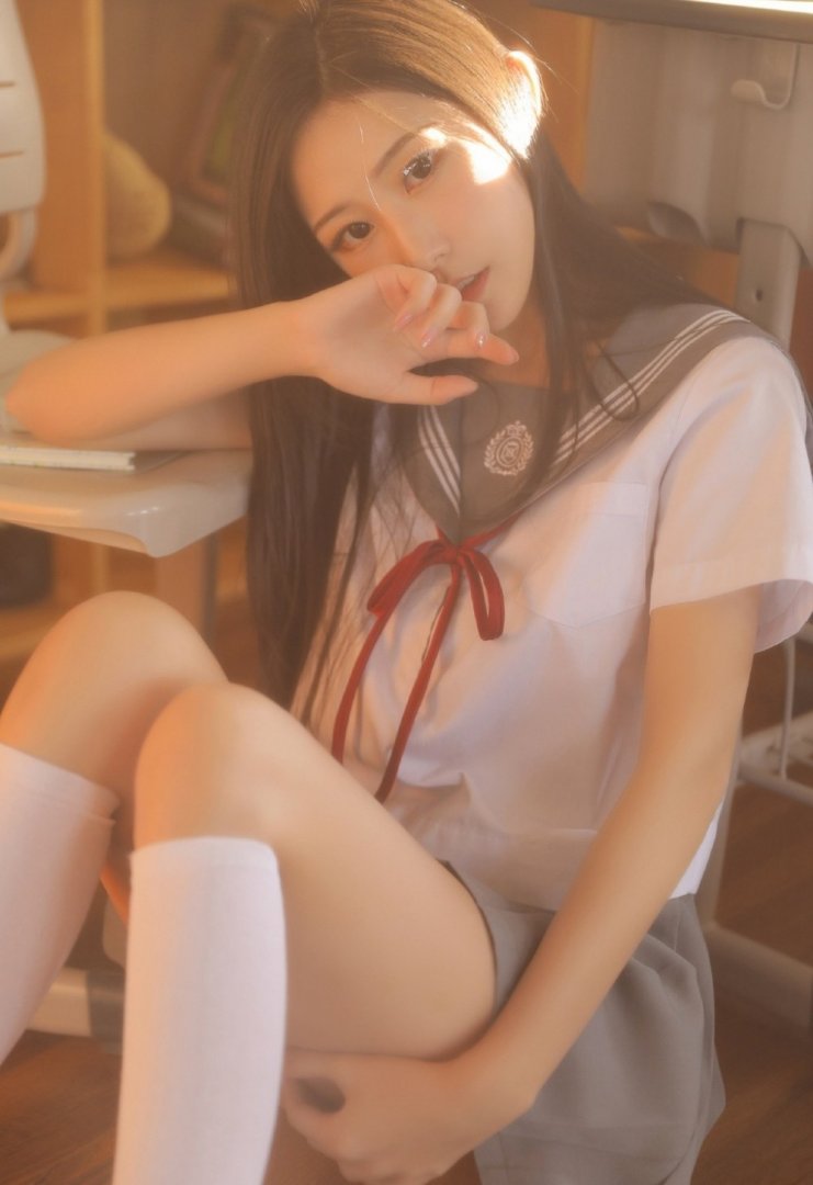 校花美女JK制服超短裙诱惑白丝美腿写真图片第3张