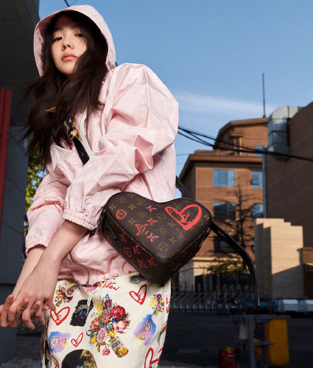 刘浩存酷美嘻哈彩色印花套装穿搭慵懒与帅气街拍图片