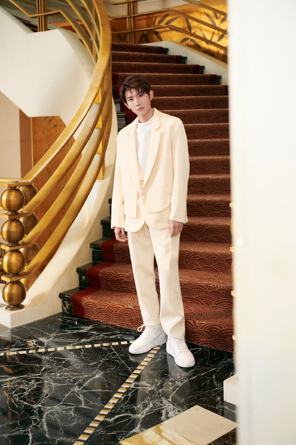 王源身着白色鞋服旋转楼梯前帅气写真图片第3张