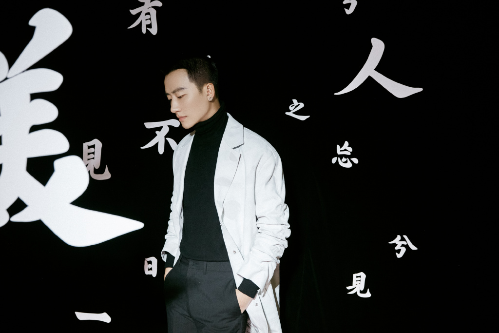 黄轩俊朗有型黑白搭 优雅中国风文字背景帅气图片第3张