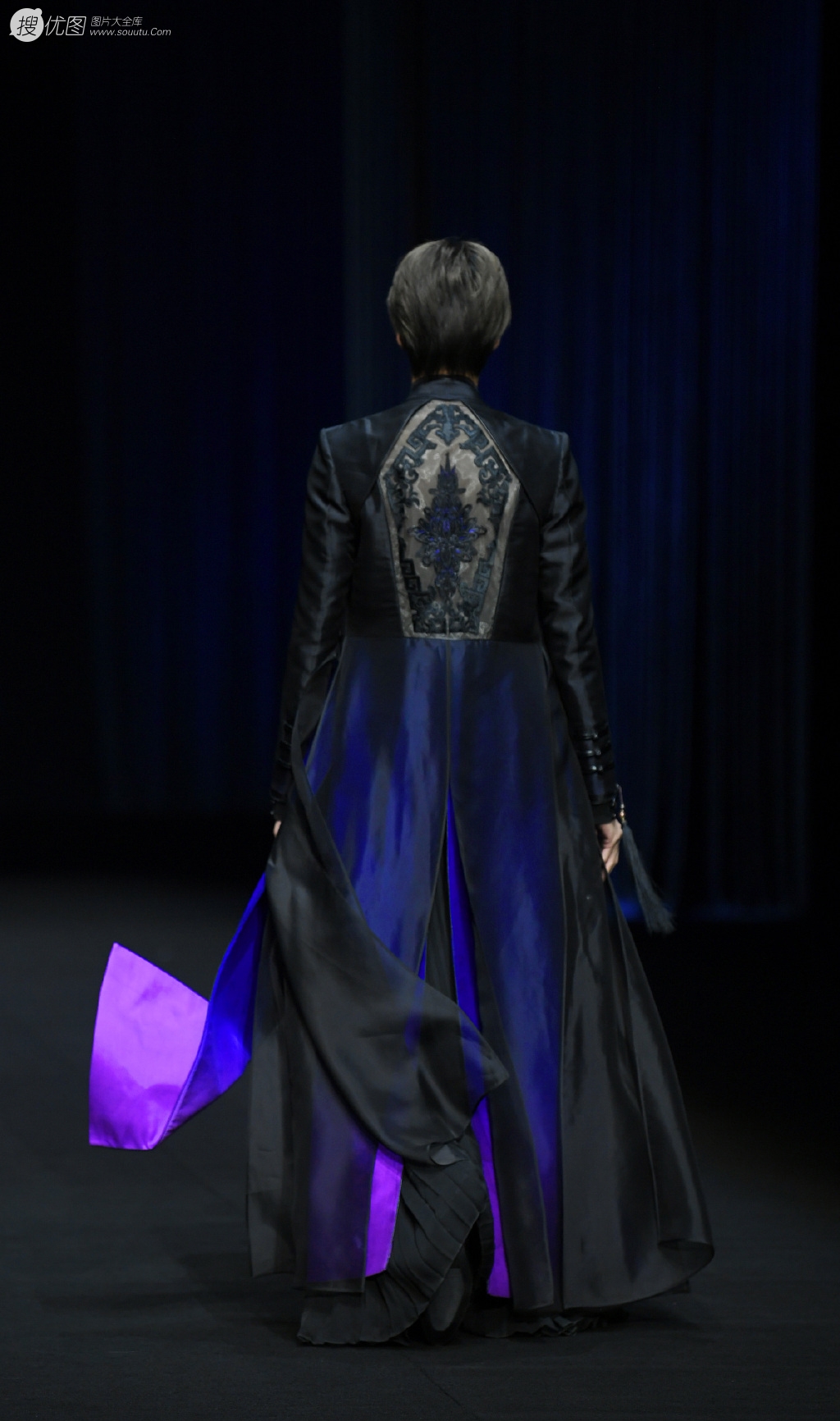 师铭泽国潮风黑衣造型 酷刷亮相盖娅传说时装周大秀图片第2张