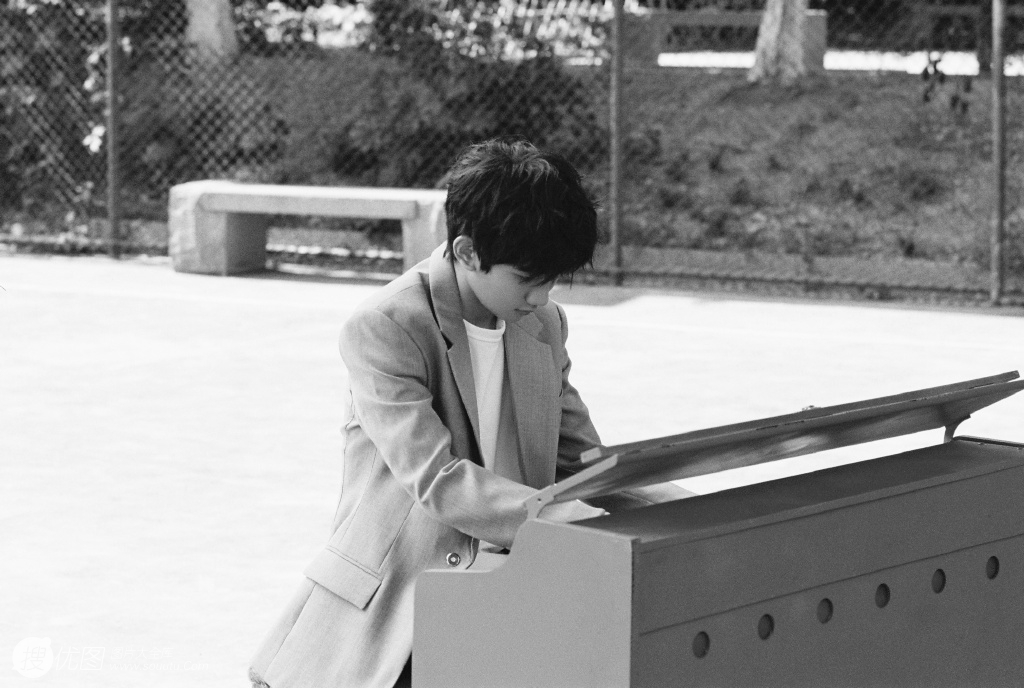 王源户外收集声音，弹钢琴唯美帅气写真图片第1张